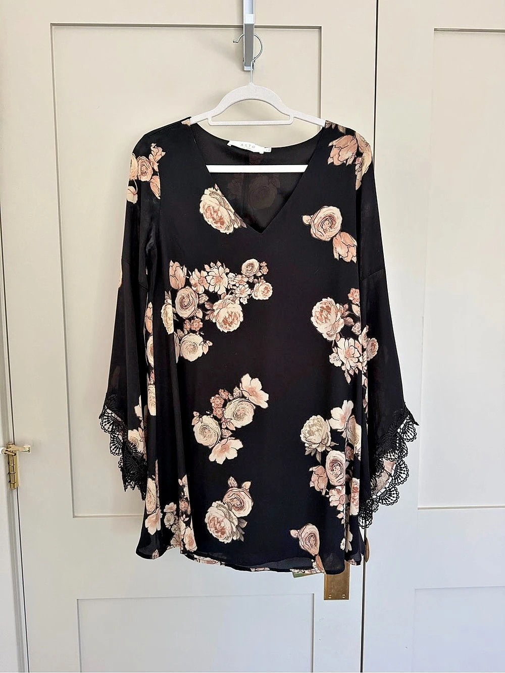 ASTR Floral Lace Sleeve Blouse in Black & Pink Size Small
